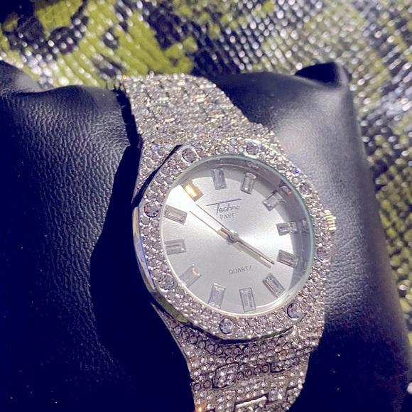 Paved Timepeice - Picture 1 of 5